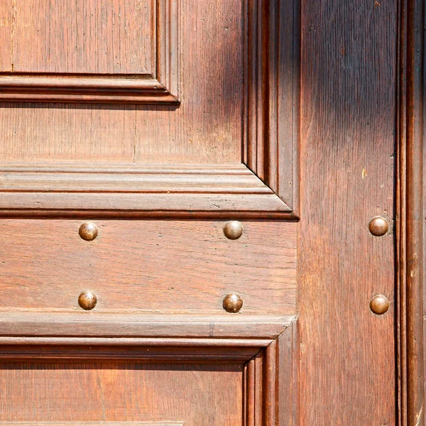 Porta in italia antico legno antico e texture trasdittiva chiodo — Foto Stock