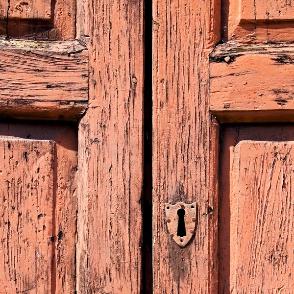 Porta in italia antico legno antico e tradizionale texture chiodo — Foto Stock