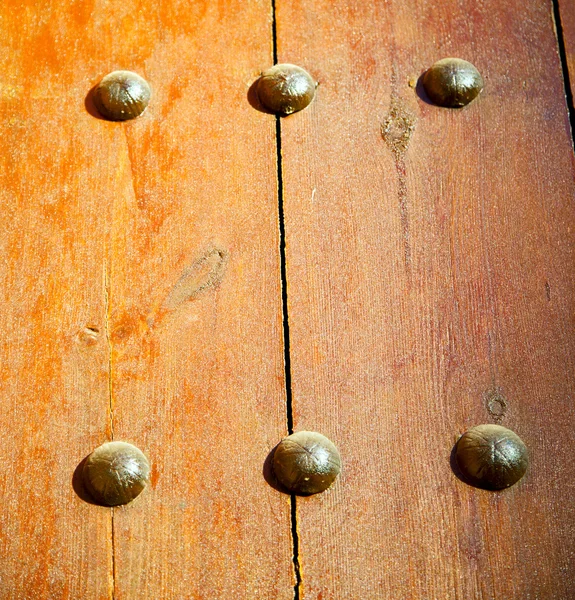 Ongle sale peinture décapée dans la porte en bois brun et jaune rouillé — Photo