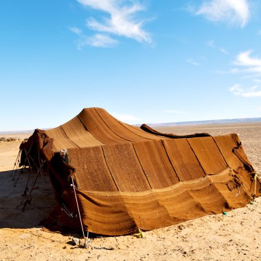 gökyüzünün morocco sahara ve rock taş çöldeki çadırı