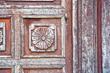 Tırnak kiri kırmızıyla boyanmış.