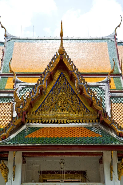 Ásia tailândia em bangkok ensolarado palácios céu m — Fotografia de Stock