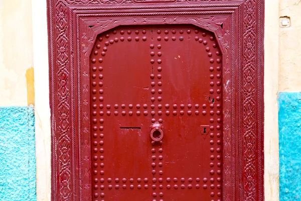 Stare drzwi w ancien i ściany kwiecisty niebieski — Zdjęcie stockowe