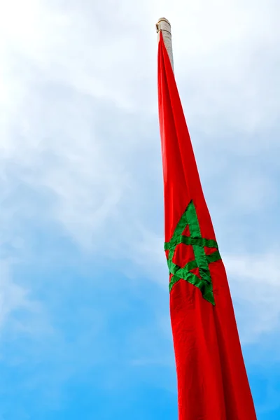 Tunisia acenando bandeira no céu azul onda — Fotografia de Stock