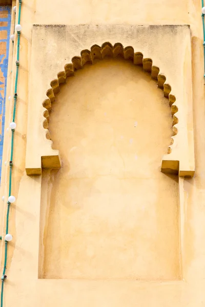Sárga ablakban a Marokkó régi építési és barna — Stock Fotó