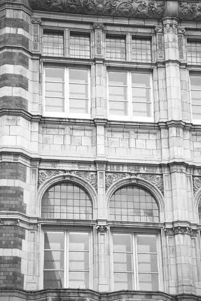 En Europa Londres vieja pared de ladrillo rojo y ventana histórica — Foto de Stock