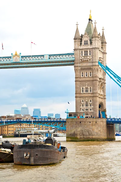 En Inglaterra viejo puente y cielo —  Fotos de Stock