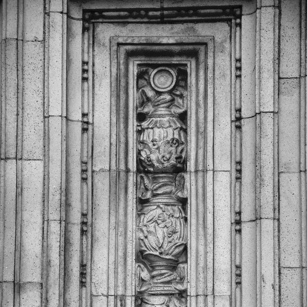 Marble and statue in old city of london england — Stock Photo, Image