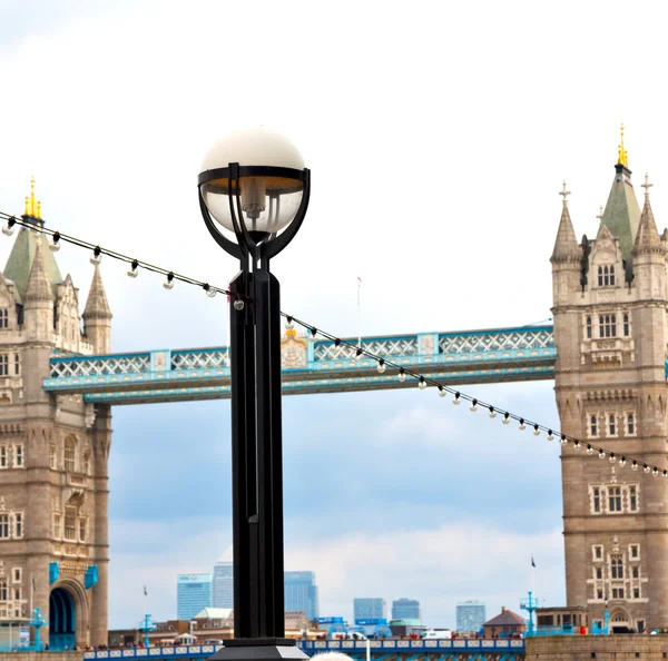 London tower in Engeland oude brug en de bewolkte hemel — Stockfoto