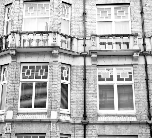 En Europa Londres vieja pared de ladrillo rojo y ventana histórica — Foto de Stock