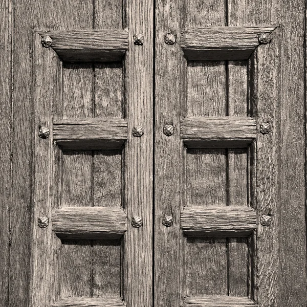 Porte en vieux bois ancien italie et clou de texture traditionnelle — Photo
