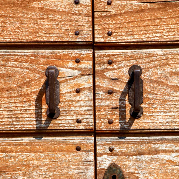 Porta in italia antico legno antico e tradizionale texture chiodo — Foto Stock