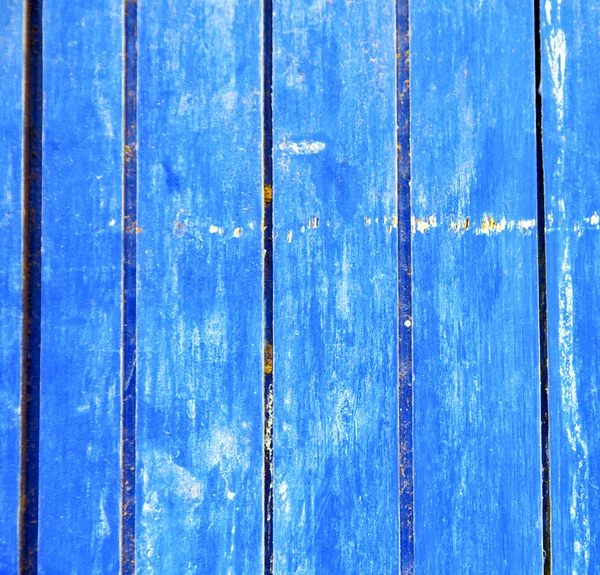 Pintura despojada na porta de madeira azul e prego enferrujado — Fotografia de Stock