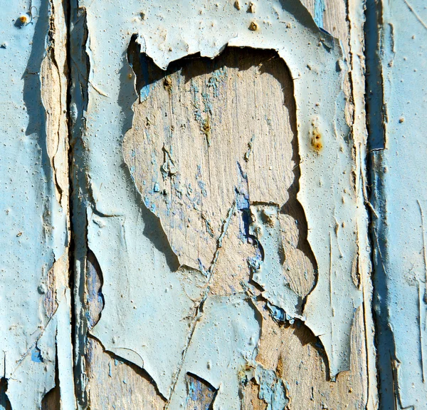 Απογυμνωμένη μπογιά στην μπλε ξύλινη πόρτα και σκουριασμένο καρφί — Φωτογραφία Αρχείου