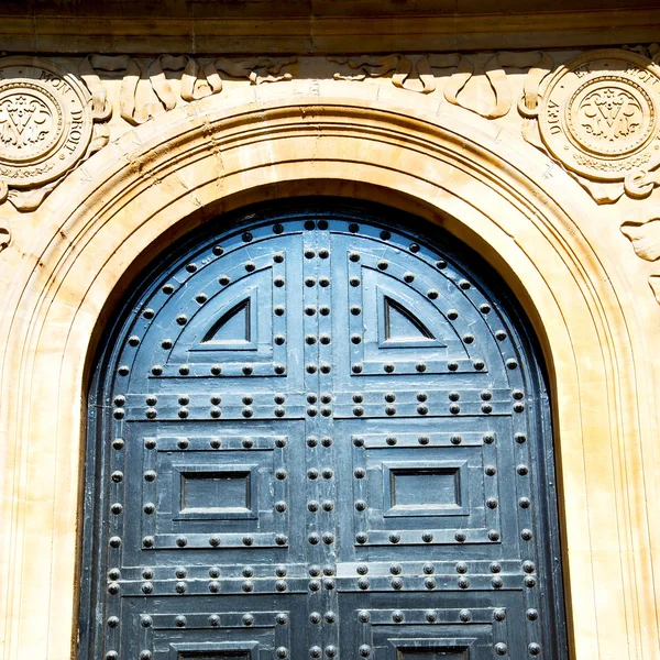 Alça em londres antigo marrom porta enferrujado latão unha e luz — Fotografia de Stock