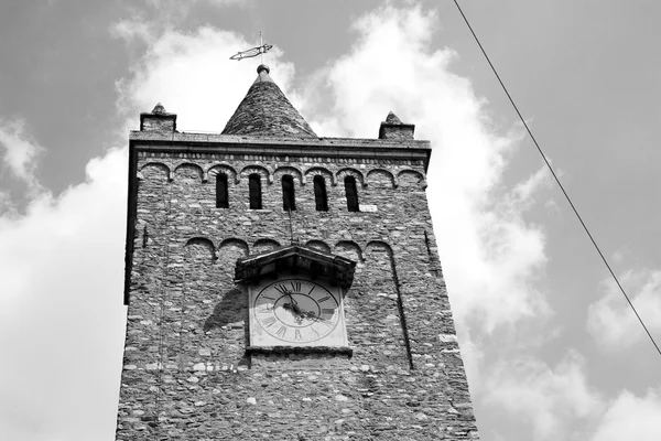 Ancien hodinová věž v Itálii Evropa staré kamenné a bell — Stock fotografie