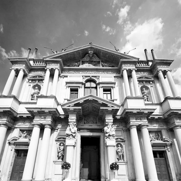 Building old architecture in italy europe milan religion       a — Stock Photo, Image