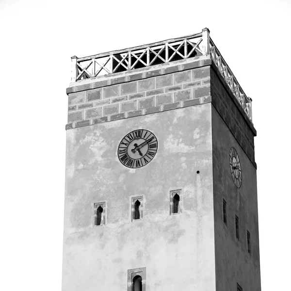 Alter backsteinturm in marokko-afrikanischem dorf und der himmel — Stockfoto