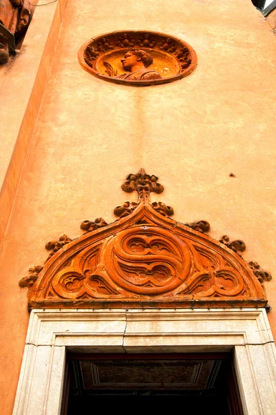Church door   in italy  lombardy     closed brick — Stock Photo, Image