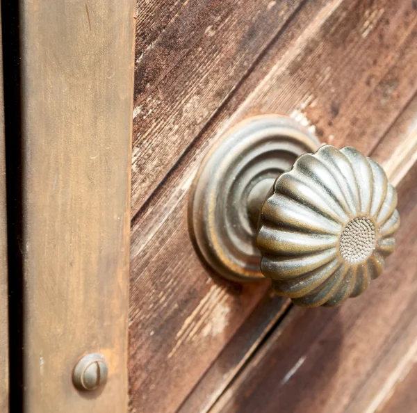 Porta de pintura despojado em itália antiga madeira e tradicional — Fotografia de Stock