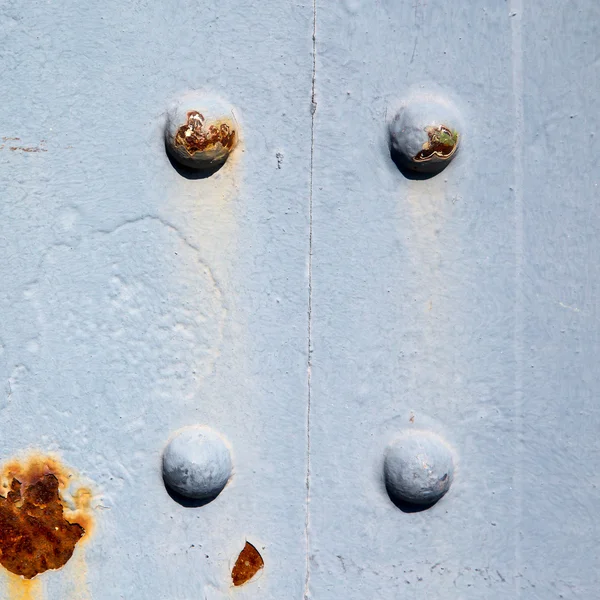 Niebieski uchwyt w Londynie antyczne drzwi zardzewiały mosiądzu paznokci i lig — Zdjęcie stockowe