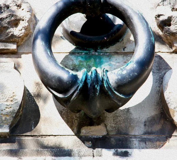 런던 골동품 콘크리트 녹슨 황동 손톱에 블루 핸들 및 — 스톡 사진