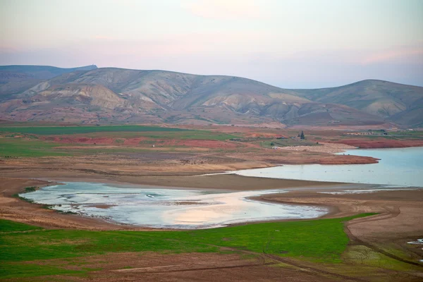 Rybník a jezero horská země Maroko — Stock fotografie