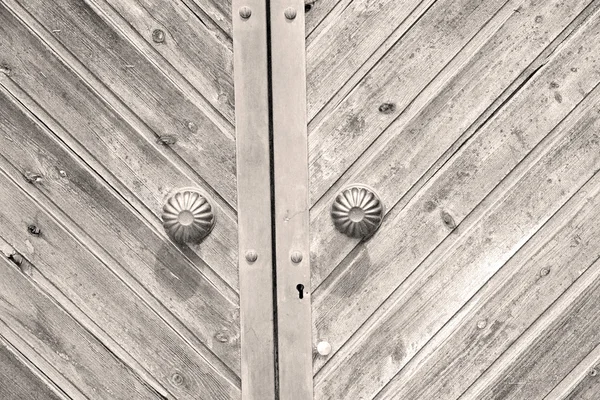 Entkleidete Tür aus italienischem Anzianholz und traditionellem — Stockfoto