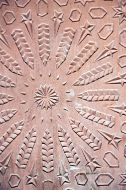 kirli soyulmuş boya kırmızı kapı ve sarı çivi  