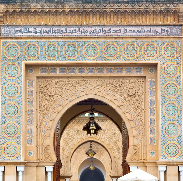 Vieja puerta en morocco africa ancien y pared adornada azul — Foto de Stock