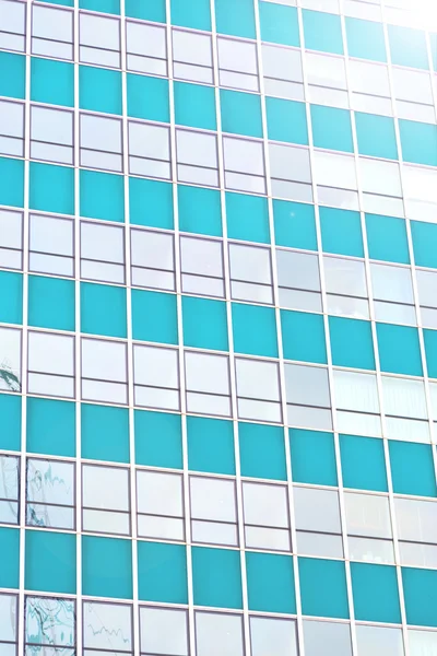 Fenêtres dans la ville de Londres maison et bureau gratte-ciel buil — Photo