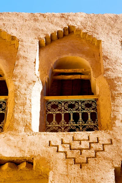 Janela em morocco áfrica parede marrom velho — Fotografia de Stock