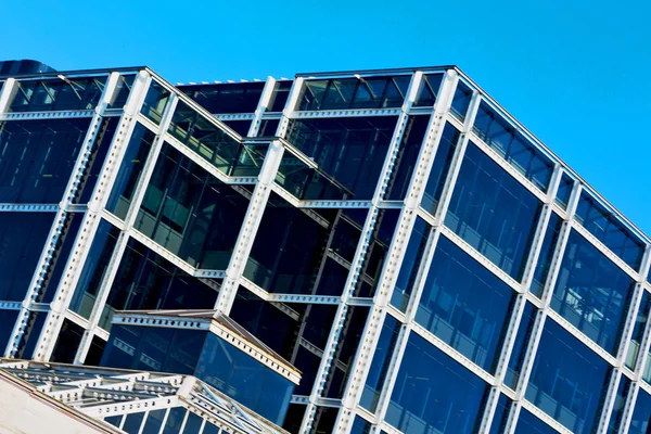 Şehir ve office gökdelen yapı içinde pencere eşiği — Stok fotoğraf