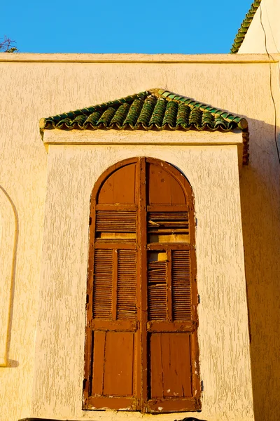 Gele venster in Marokko Afrika oude bouw en bruin wal — Stockfoto