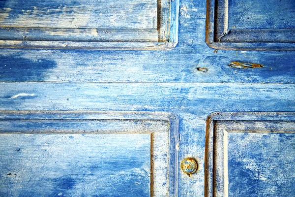 Brudne pozbawiony w niebieskie drzwi z drewna — Zdjęcie stockowe