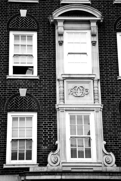 In europe london old red brick wall and      historical window — Stock Photo, Image