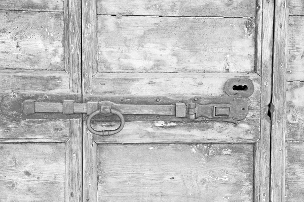 Ευρώπη παλιά Ιταλία αντίκες στενή πόρτα καφέ και γ σκουριασμένη Κλειδωνιά — Φωτογραφία Αρχείου