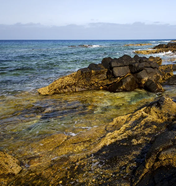 Spanien damm sten sky kustlinje och sommaren lanzarote — Stockfoto