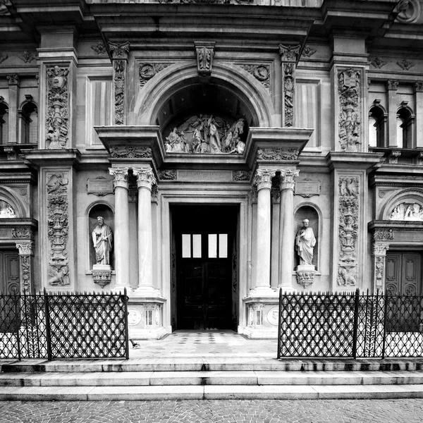 Arquitetura antiga exterior em itália europa milan religião — Fotografia de Stock