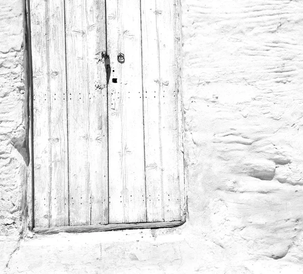 Голубая дверь в античной деревне Санторини Греции Европы и белый W — стоковое фото
