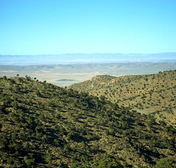 Dalen i Afrika Marocko atlas torrt berg marken isolera — Stockfoto