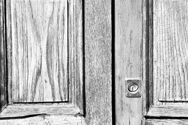 Porta tradicional em itália ancian madeira e tradicional t — Fotografia de Stock