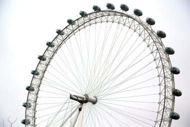London Eye'ye bahar beyaz bulutlar