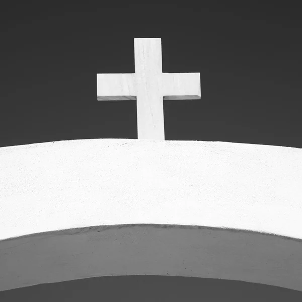 Встречаем крест на облачном небе — стоковое фото