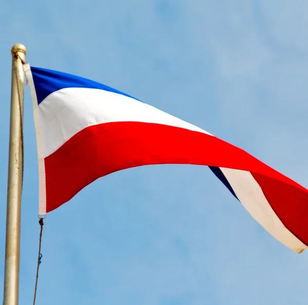 青の手を振る旗をフランス語フランスの色と波の空 — ストック写真
