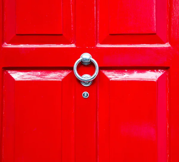 Punho vermelho em londres antigo marrom porta enferrujado latão unha e l — Fotografia de Stock