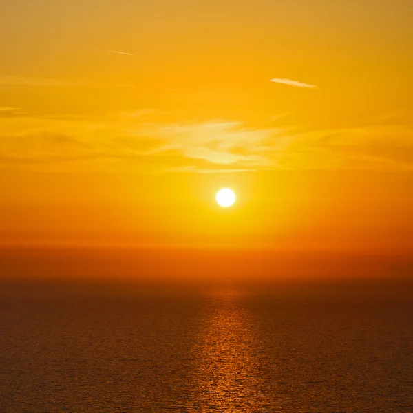 Em santorini grécia por do sol e o céu mediterrâneo mar vermelho — Fotografia de Stock