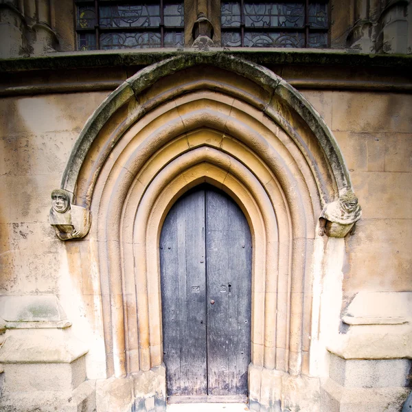 Мистецьке абатство в лондонських старих церковних дверях і мармуровому антикваріаті — стокове фото
