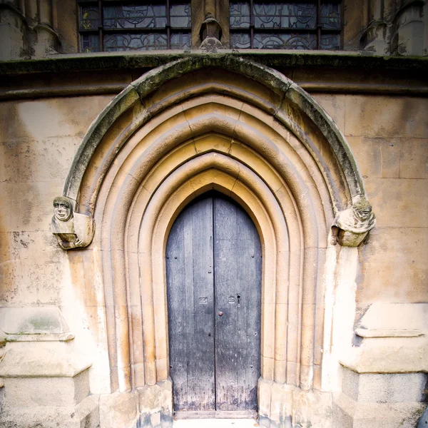 Londra eski kilise kapısına ve mermer antik weinstmister Manastırı