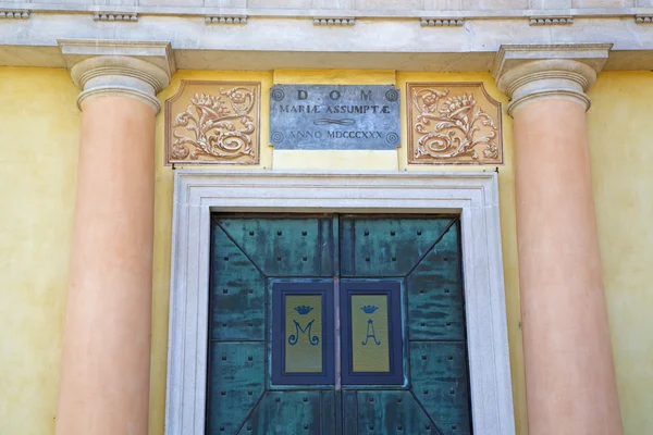 Церковная дверь в Италии lombardy колонна Milano розовый коп — стоковое фото